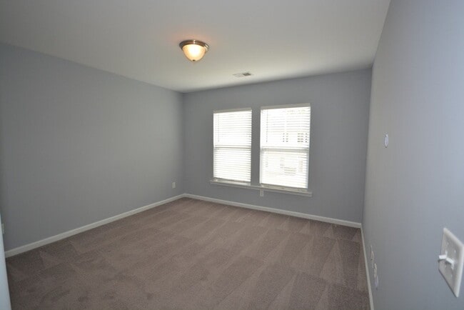 Building Photo - "Luxurious 5-Bed in, Pooler!"