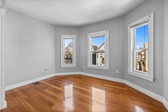 Building Photo - 113 Lonsdale St