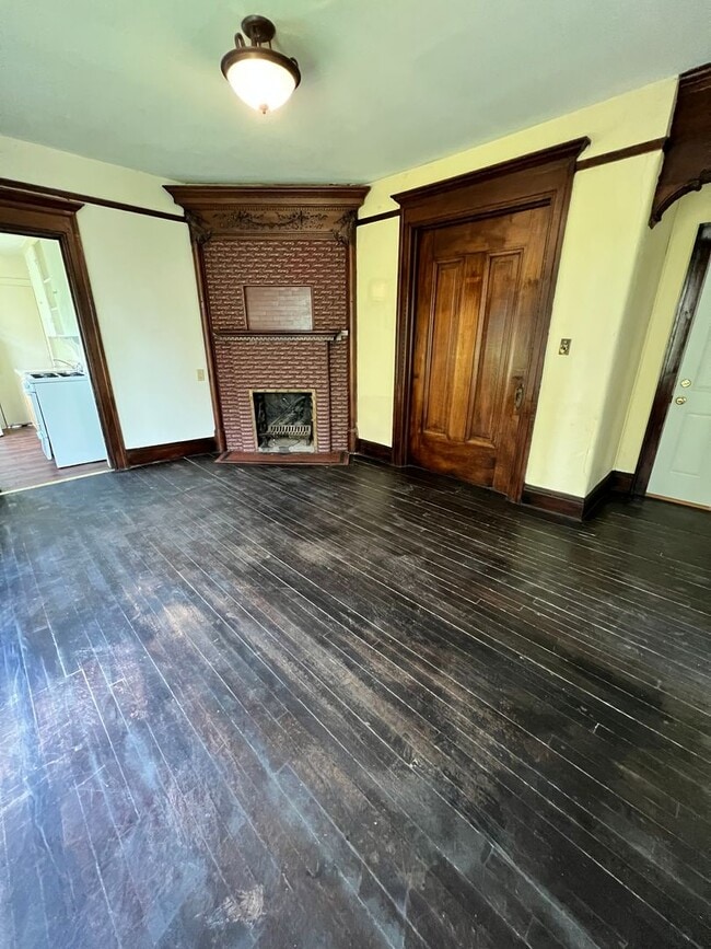 Building Photo - 1317 E 2nd St