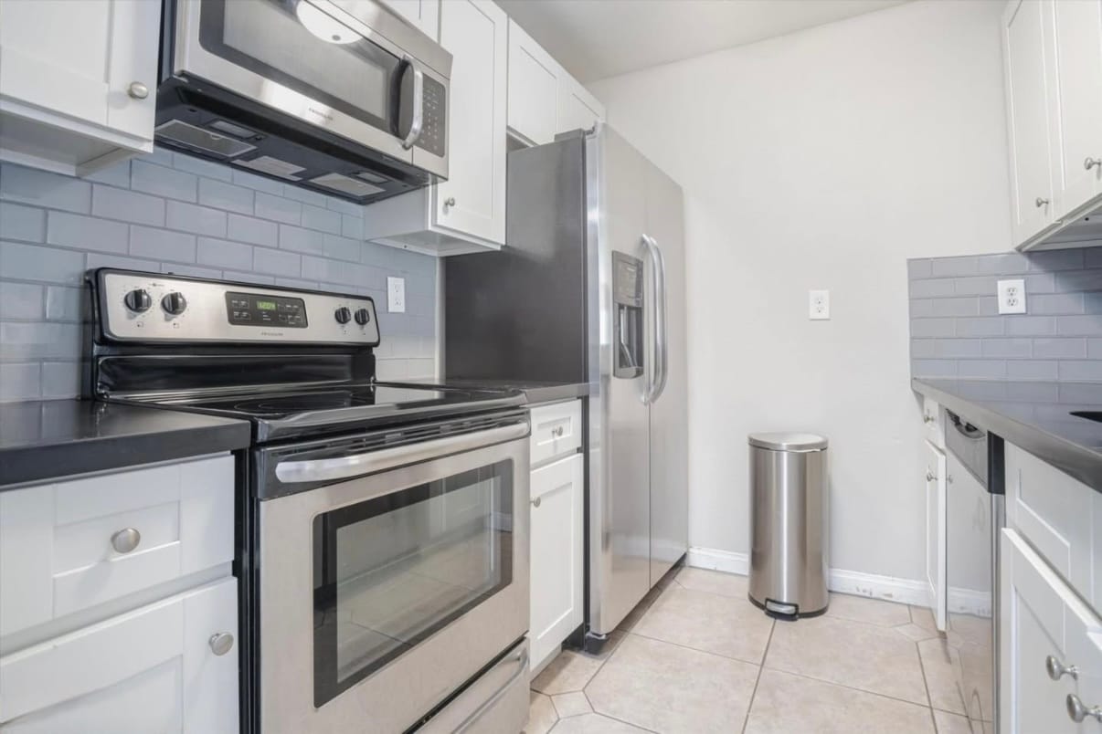 Building Photo - 8577 Rugby Dr
