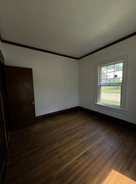 Building Photo - 408 E 4th St