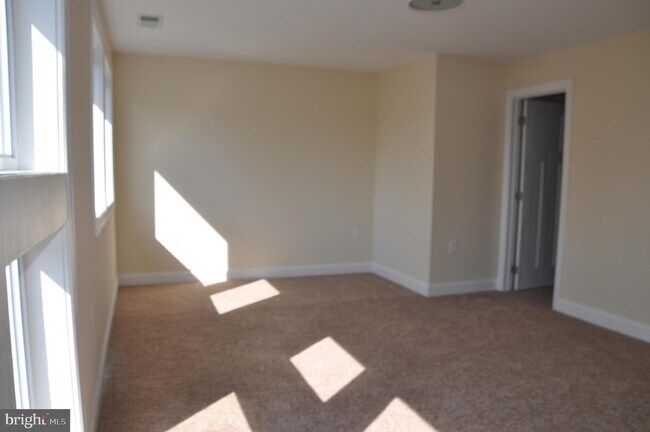 Building Photo - 2045 Valley Ave