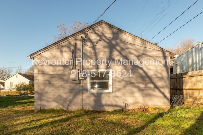 Building Photo - 1345 N Lewis Pl