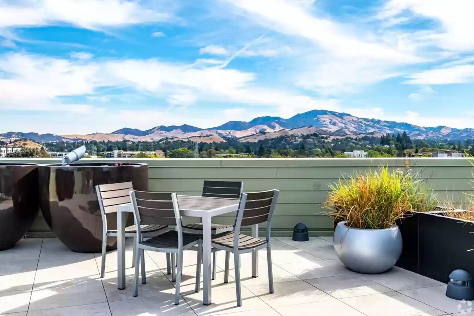 Building Photo - 1800 Lacassie Ave