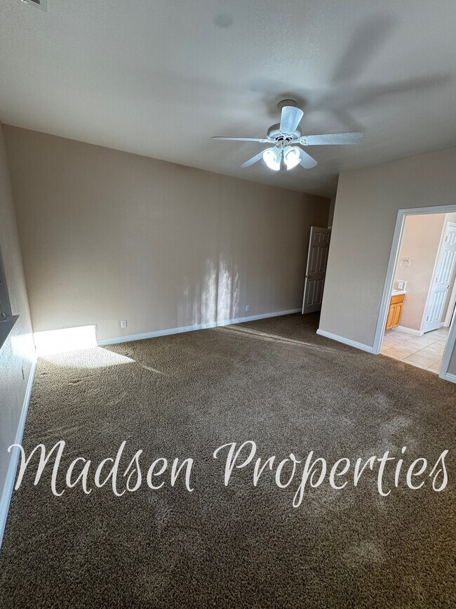 Building Photo - 121 Hart Ln