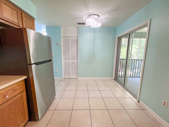 Building Photo - 2BR/1BA Flat Biking/Walking Distance to UF...