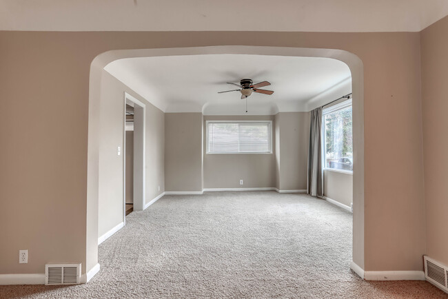 Dining area - 3919 Creston Ave