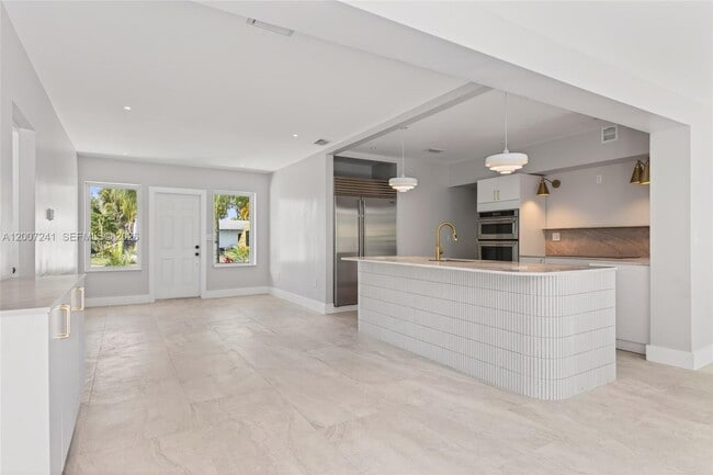 Building Photo - 1250 NE 133rd St