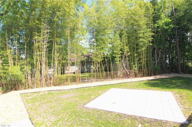Building Photo - 1744 N Lakeland Dr