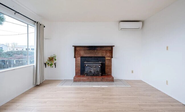 Building Photo - Remodeled 3 Bedroom, 1 Bath Home with Fenced Yard