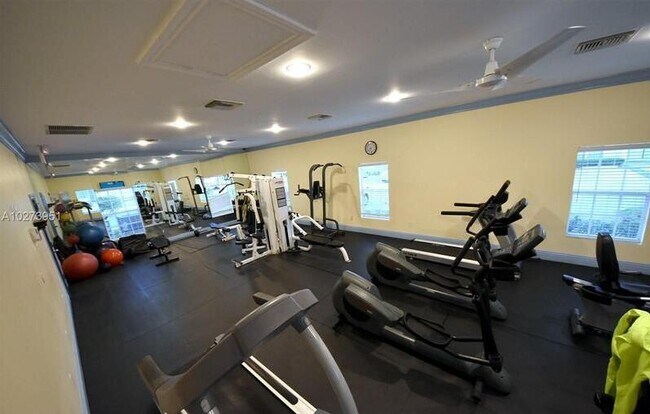 Building Photo - 6521 Bay Club Dr