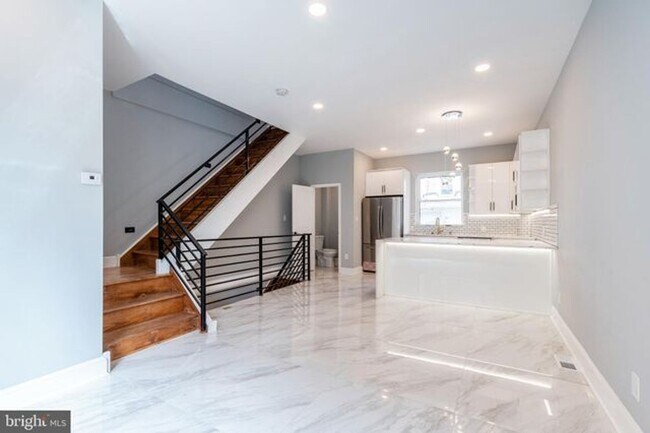 Building Photo - Breathtaking House for Rent wt Roof Deck