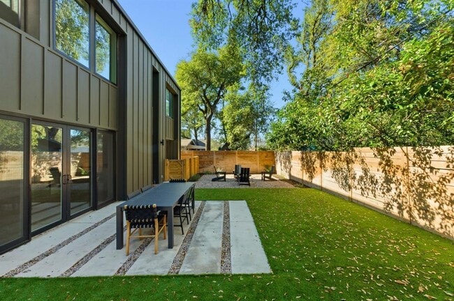 Building Photo - 5006 Gladeview Dr