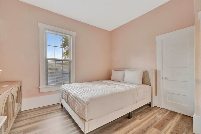 Building Photo - 207 6th St N