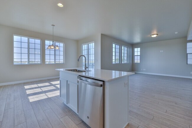 Building Photo - 1062 W Osprey Dr