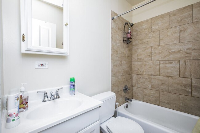 Building Photo - 2bed/1bath, PLUS OFFICE in Bucktown! Central Air! Free Laundry!