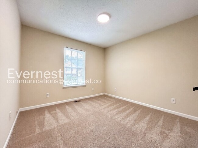 Building Photo - 4 Bed/3 Bath Home with Fenced Yard & Garage / Available Now!