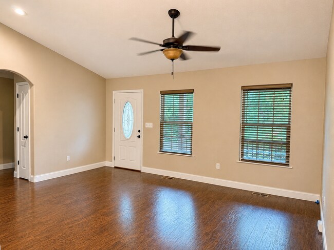 Building Photo - 602 Martin St