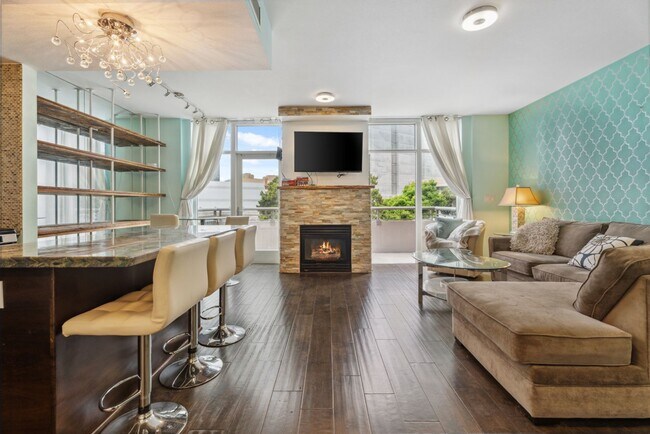 Building Photo - Modern 2-Bedroom Condo with Premium Amenities in Downtown San Diego