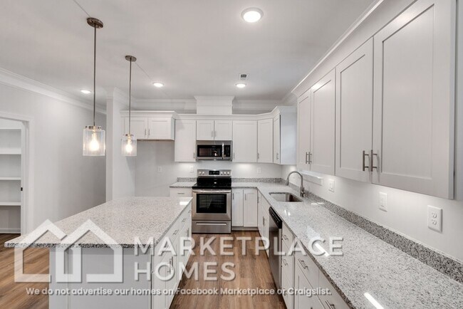 Building Photo - 3910 Standish Dr