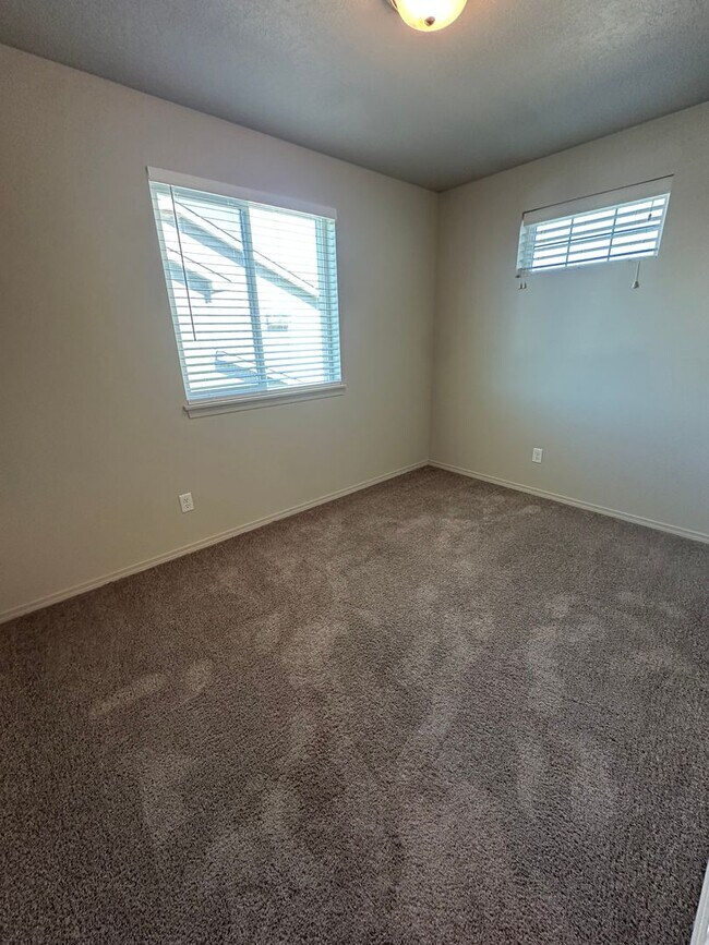 Building Photo - Stunning 4 Bedroom 2.5 Bath Duplex town ho...