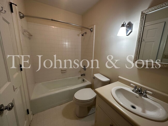 Building Photo - Charming 2-Bedroom Townhome with Ensuite B...