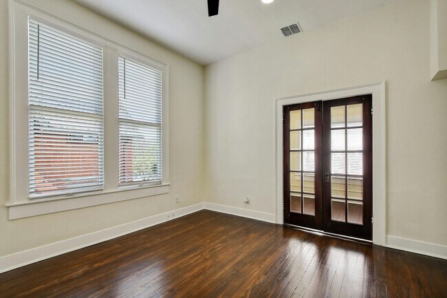Building Photo - 423 W Woodlawn Ave