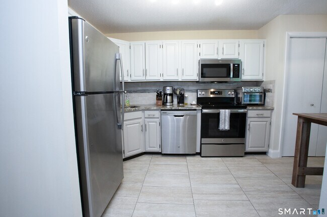 Building Photo - 17 Wiggins Farm Dr