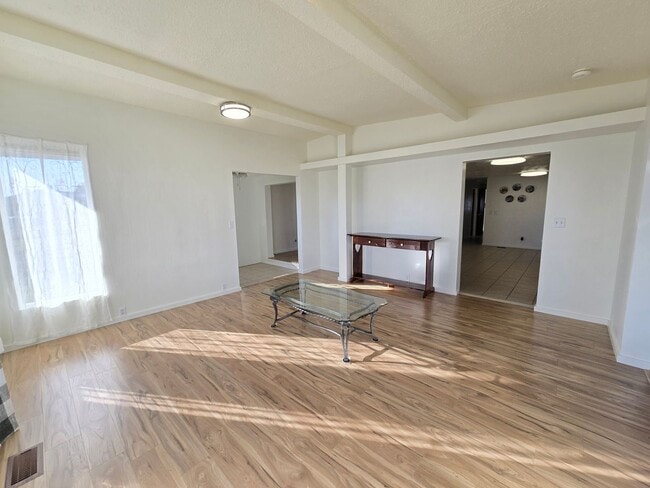Building Photo - LIght Filled Rambler-Flexible lease term-