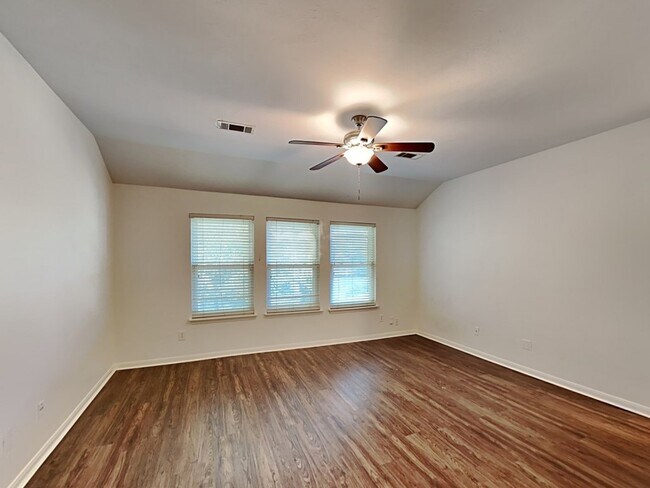 Building Photo - 31442 Camden Village Dr