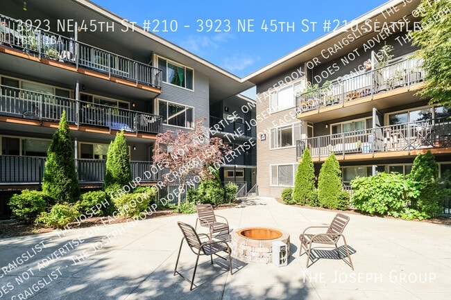 Building Photo - 3923 NE 45th St