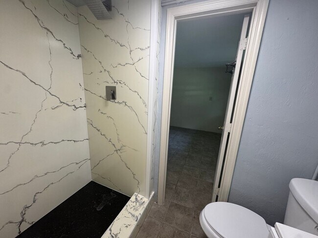 Building Photo - 6/3 within Walking Distance to Campus!!