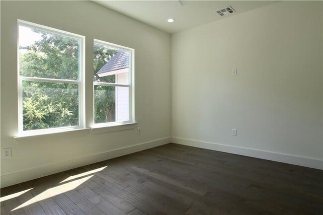Building Photo - 705 Harris Ave