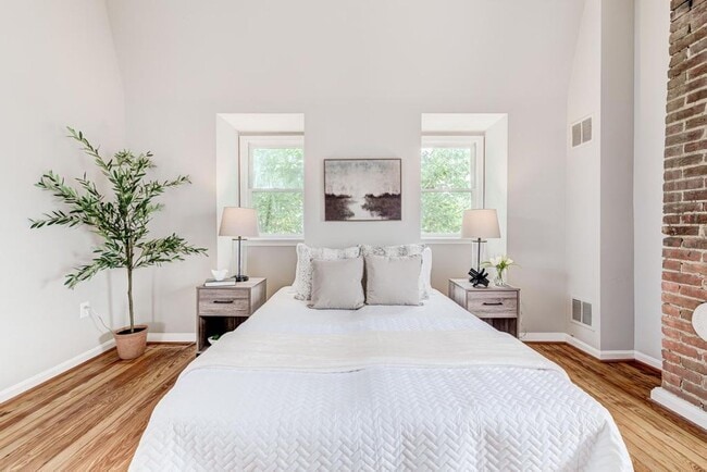 Building Photo - 2 Level Condo with parking, close to metro, utilities included!