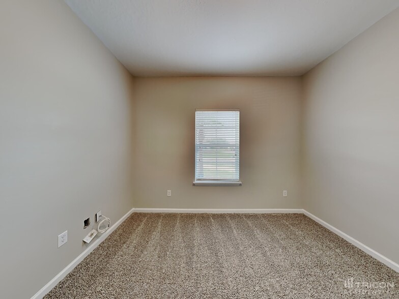 Building Photo - 10149 Dogwood Creek Dr