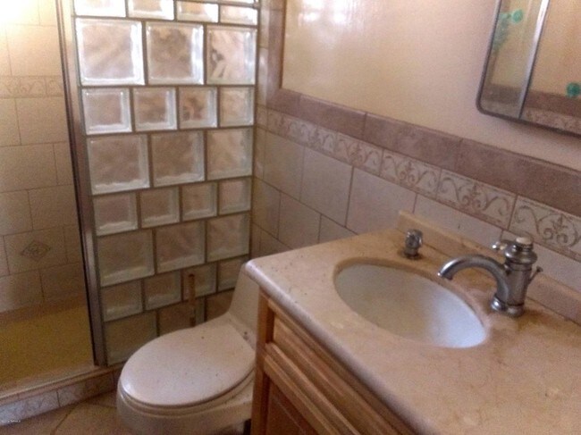 Building Photo - 4725 E 25th St