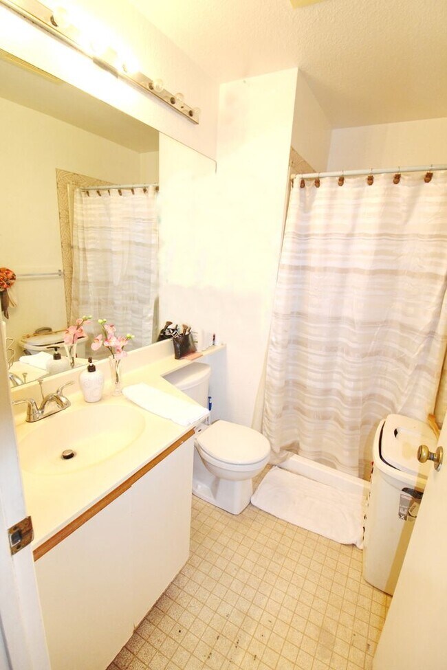 Building Photo - Upper Level- Unfurnished Kihei Villages Co...