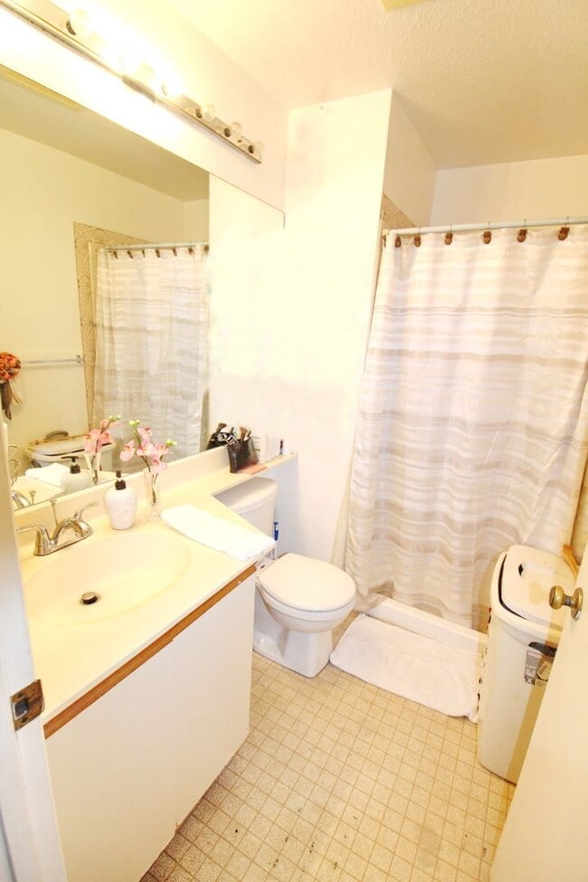 Building Photo - Upper Level- Unfurnished Kihei Villages Condo - 2 Bed 2 Bath - 1 Parking Space