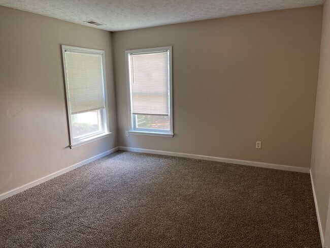 Building Photo - Spacious 4-Bedroom Home in a Quiet Union C...