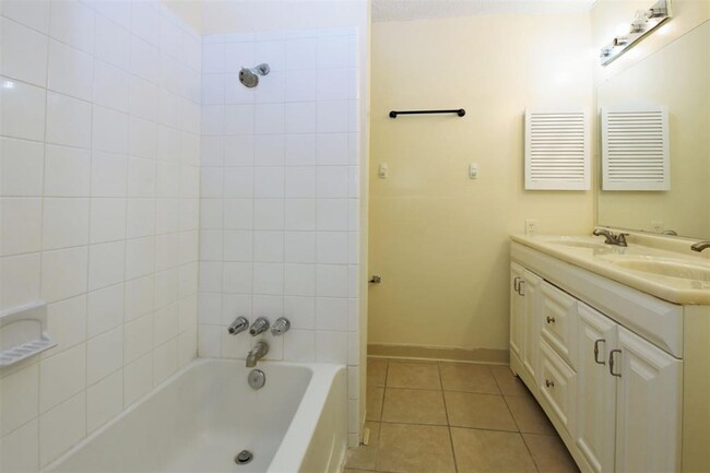 Building Photo - 2115 E Weldon Dr