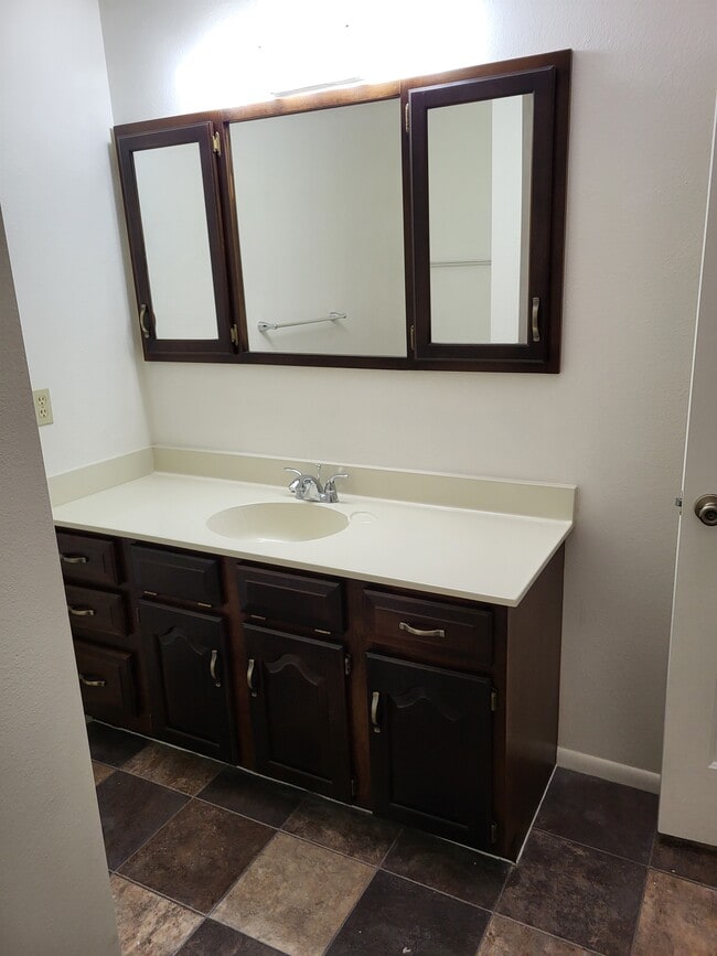 Building Photo - 333 Rim Rock Cir