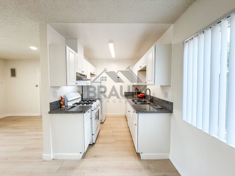 Building Photo - 6336 Tujunga Ave