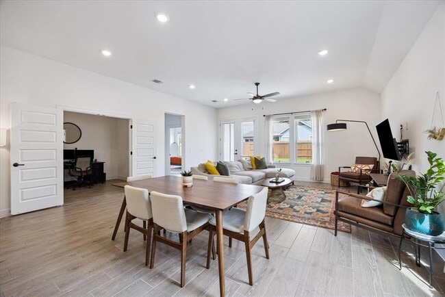 Building Photo - 8112 Skytex St