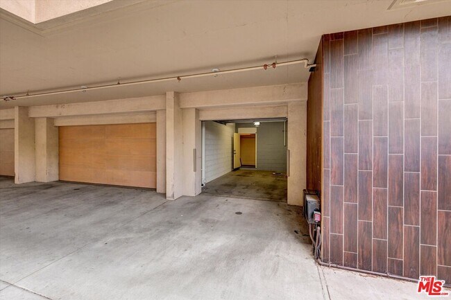 Building Photo - 1249 N Formosa Ave
