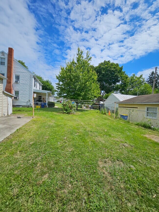 Building Photo - 301 College Ave