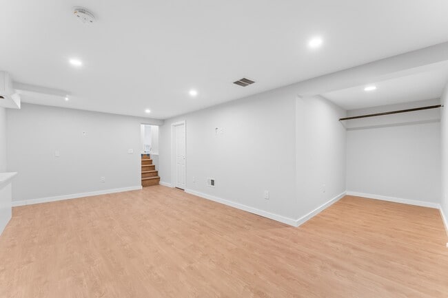 Building Photo - 8 Brook Way