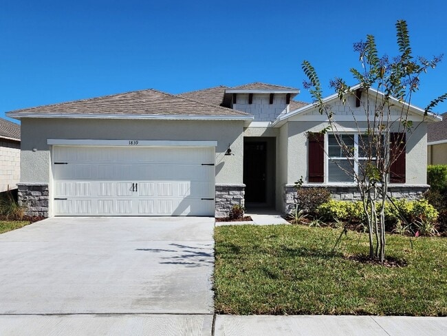 Primary Photo - Lovely 4 Bedroom Home at Oak Leaf Preserve