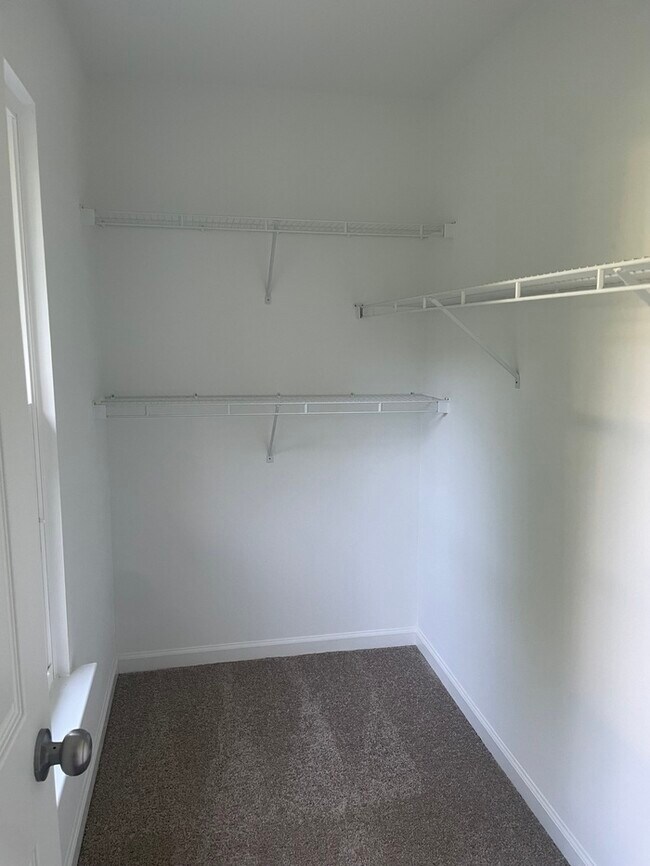 Building Photo - 3 Bedrooms 2 Bathrooms in a GREAT AREA