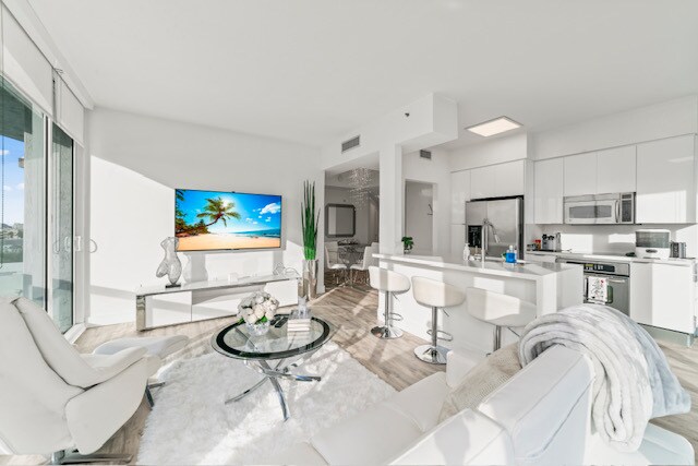 Building Photo - 6515 Collins Ave