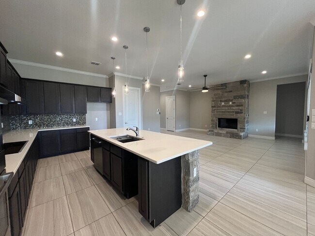 Building Photo - 4815 Viewcrest Rd